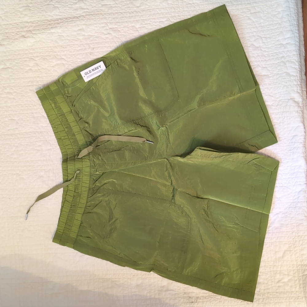NWT Old Navy Green High-Waisted Bermuda Shorts 11-inch inseam Quick Dry